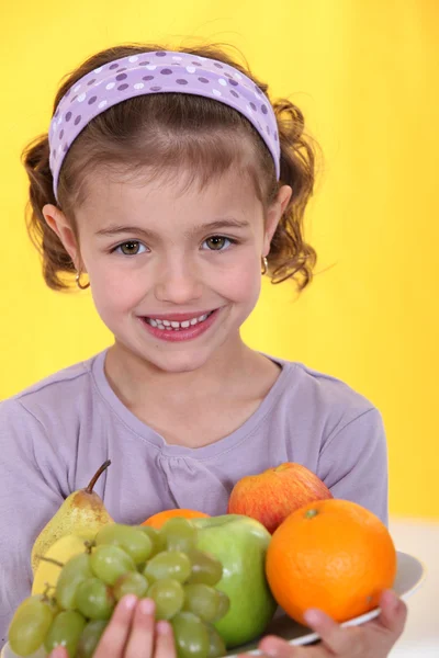 Κοριτσάκι που κρατάει το πιάτο φρούτου — Φωτογραφία Αρχείου