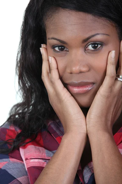 Jonge Afro-Amerikaanse vrouw kijkt verdrietig — Stockfoto