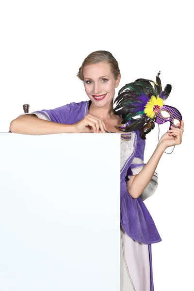 Frau in Verkleidung Kostüm mit leerem Brett bereit für Text — Stockfoto