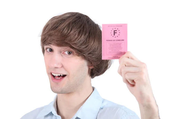 Młody człowiek, otrzymujących tylko jego francuskie prawo jazdy — Zdjęcie stockowe