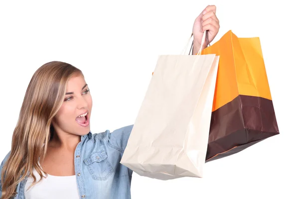 Blonde vrouw stond houden shopping tassen — Stockfoto