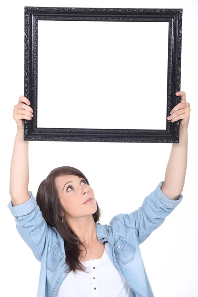 Frau hält Spiegel — Stockfoto