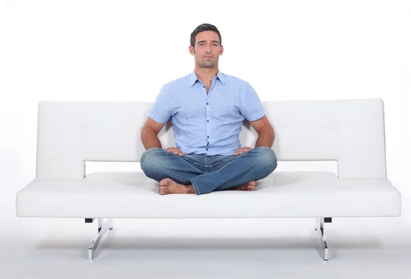 Mann allein auf weißem Sofa — Stockfoto