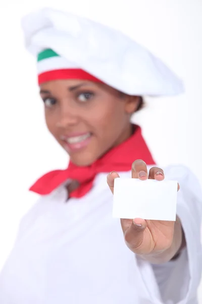 Italiaanse chef-kok met een blanco visitekaartje — Stockfoto