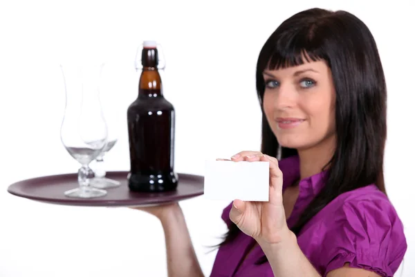 Female waitress, holding tray of beer and business card — Stock Photo, Image