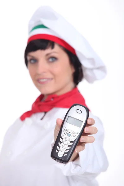 Donna pizzaiolo mostrando telefono — Foto Stock