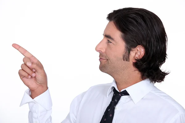 Mann in Anzug und Krawatte zeigt auf Kamera — Stockfoto
