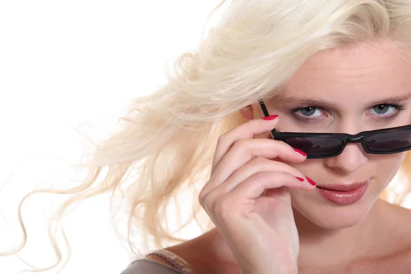 Ελκυστική ξανθιά γυναίκα που φοράει γυαλιά ηλίου σε στούντιο — Φωτογραφία Αρχείου
