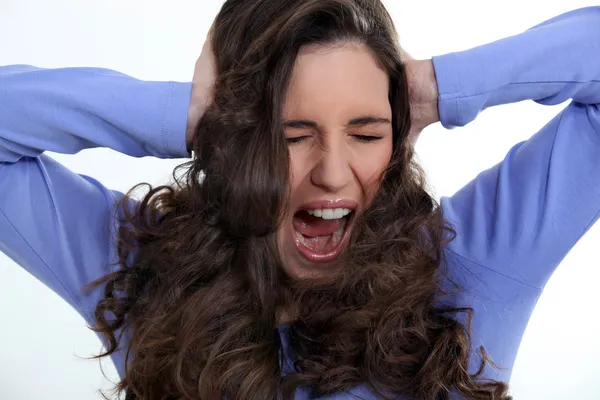 Θυμωμένη γυναίκα με σγουρά μαλλιά — Φωτογραφία Αρχείου