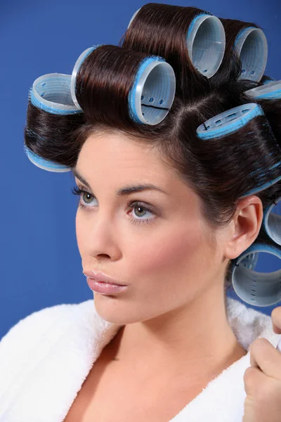 Žena s natáčkami na vlasy — Stock fotografie