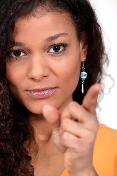Afro-Amerikaanse woman wijzend op u — Stockfoto