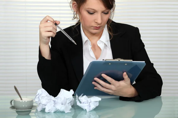 Businesswoman struggling to write presentation — Stock Photo, Image