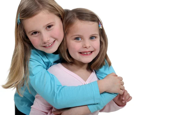 Két kislány átfogó — Stock Fotó