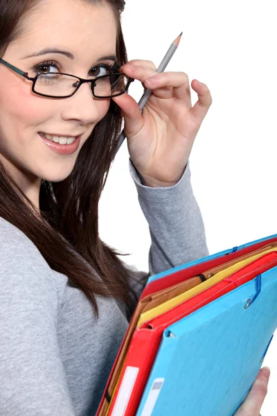 Portrét studentka s brýlemi snížila držení soubory — Stock fotografie