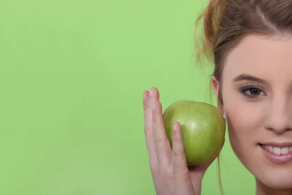 Γυναίκα με ένα μήλο — Φωτογραφία Αρχείου