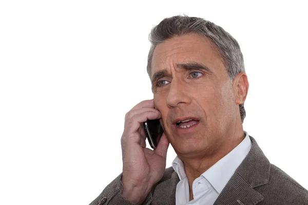 Mannen skrek i sin mobiltelefon — Stockfoto