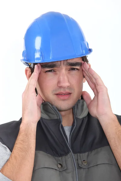 Construtor com dor de cabeça — Fotografia de Stock
