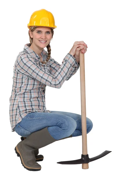 A woman with a pickaxe. — Stock Photo, Image