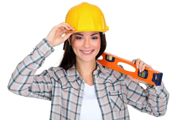 Kvinnlig arbetstagare med ett vattenpass — Stockfoto