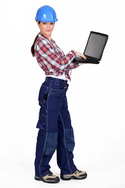 Vrouwelijke bouwvakker met een laptop — Stockfoto