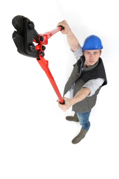 Homem usando cortadores de parafuso — Fotografia de Stock