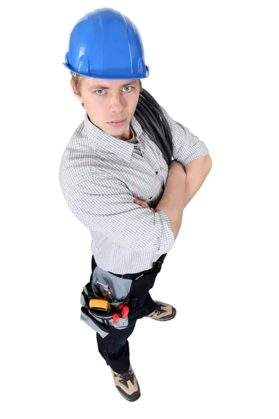 Alto ángulo disparo joven electricista llevando cable de extensión — Foto de Stock