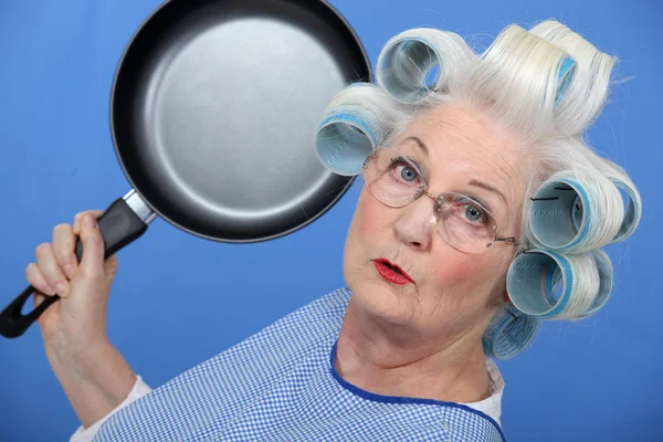 Elderly lady attacking with frying pan — Stock Photo, Image