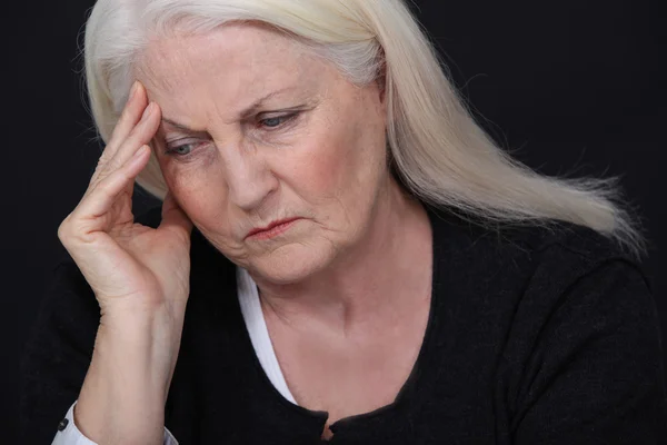 Idős nő fejfájással — Stock Fotó