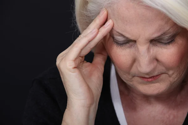 頭痛を持つ年配の女性 — ストック写真