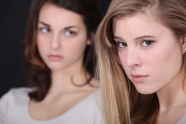 Две молодые женщины после ссоры — стоковое фото