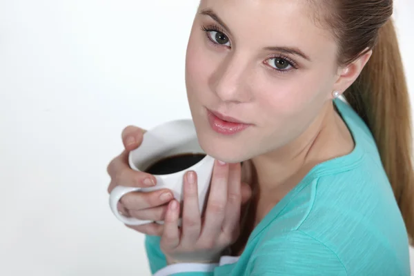 Молодая женщина держит кружку кофе — стоковое фото