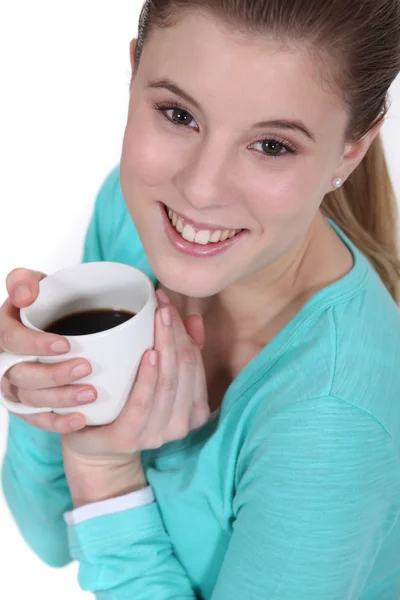 Щаслива жінка п'є каву — стокове фото