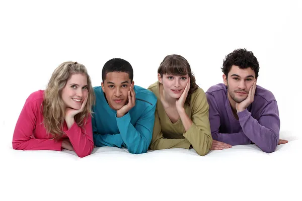 Um grupo etnicamente diverso de jovens — Fotografia de Stock