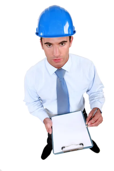 En ingenjör som utför en kontroll på en byggarbetsplats — Stockfoto