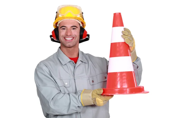 Trabalhador feliz com cone de tráfego — Fotografia de Stock