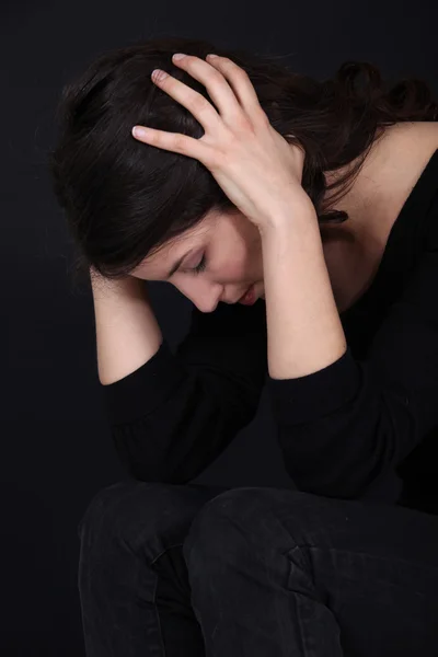 Γυναίκα έχοντας πονοκέφαλος που απομονώνονται σε μαύρο — Φωτογραφία Αρχείου