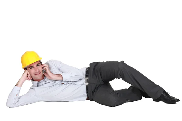 Engenheiro deitado no chão — Fotografia de Stock