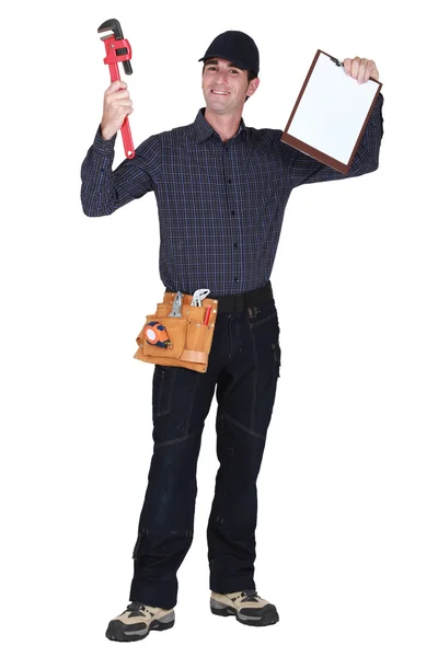 Mann mit Schraubenschlüssel und Klemmbrett — Stockfoto
