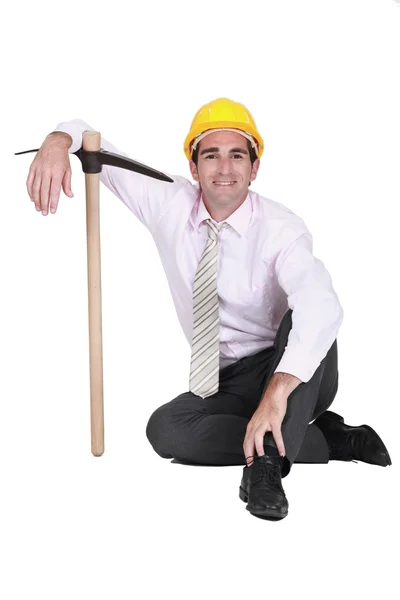 Smiley ingenieur poseren met een houweel — Stockfoto