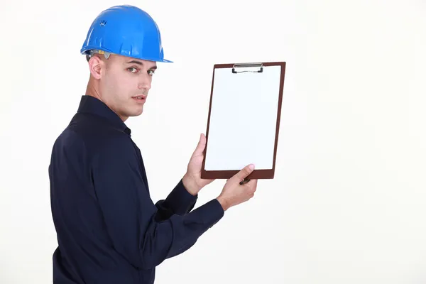 安全帽与空白的剪贴板中的男人 — 图库照片