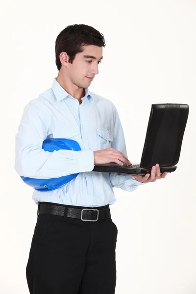年轻的工程师用一台笔记本电脑 — 图库照片