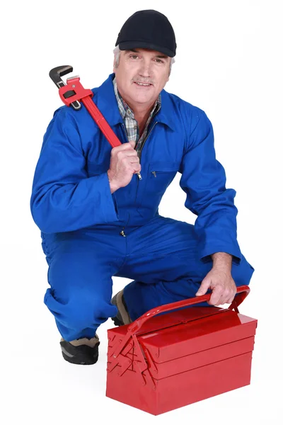 Senior-Handwerker mit Schraubenschlüssel — Stockfoto