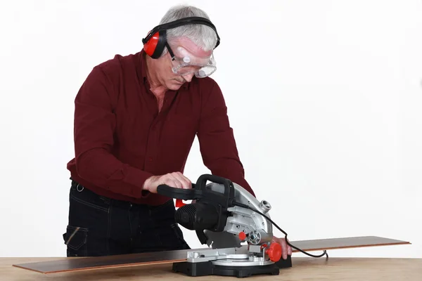 Craftsman cutting a board with an electric saw — Stock Photo, Image