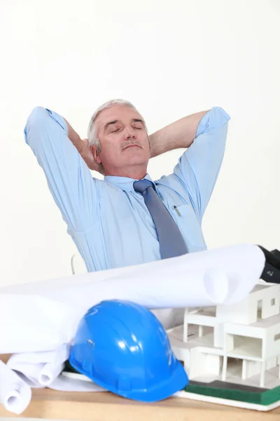 Chefarchitekt genießt Moment der Entspannung in seinem Büro — Stockfoto