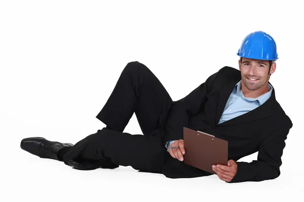 Ingenieur liggend op de grond — Stockfoto