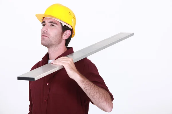 Bauarbeiter hält Planke in der Hand. — Stockfoto
