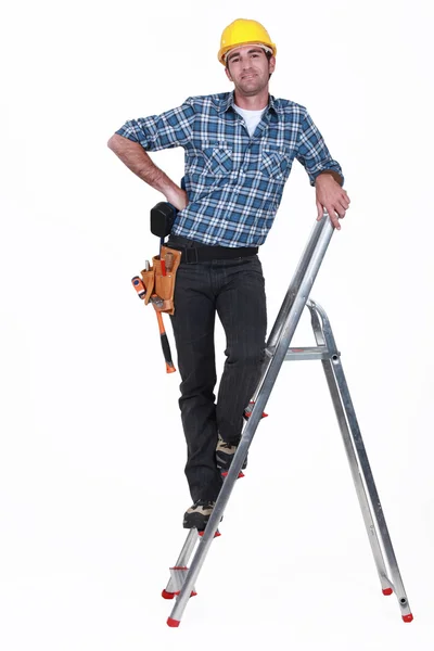 Een klusjesman op een ladder. — Stockfoto
