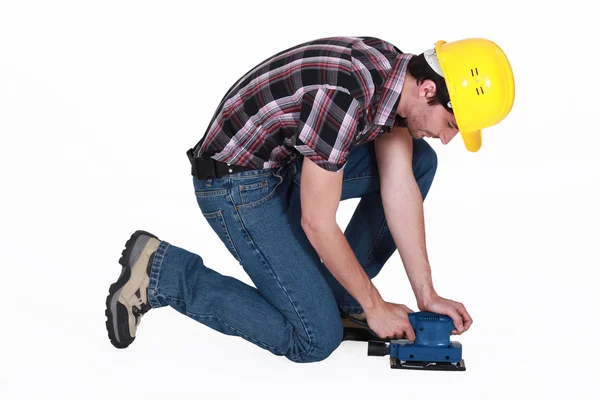 Robotnik przy użyciu szlifierka elektryczna — Zdjęcie stockowe
