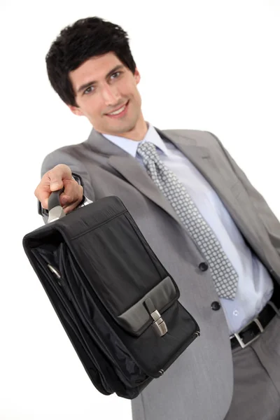 Бизнесмен, предлагающий портфель — стоковое фото