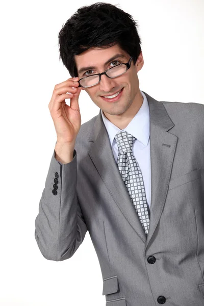 Portret biznesmena wpatrując się w jego okulary — Zdjęcie stockowe